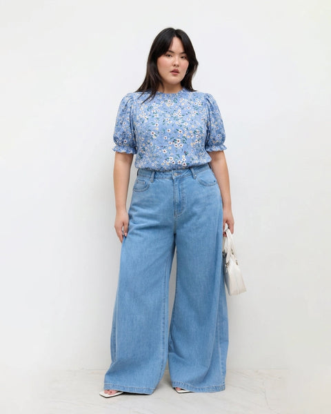 Feminine Floral Printed Top Curve and Plus in Sky Blue