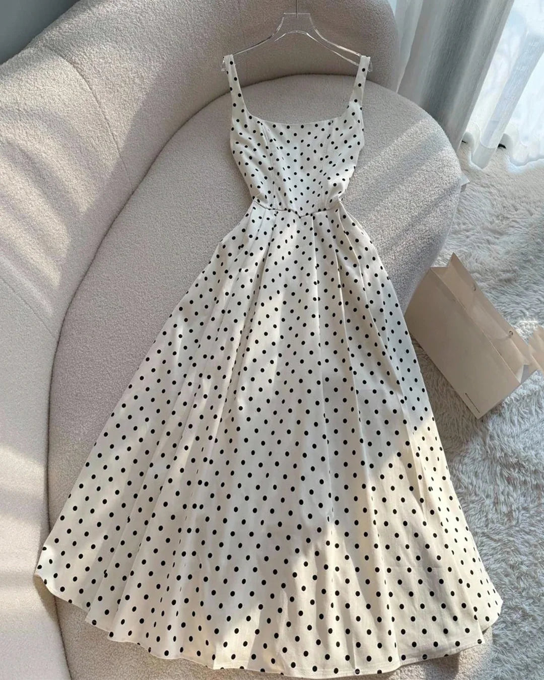 white and black dot dress Off-White Polka Summer Blackpink's Jennie wore a honeymoon and other occasions. Dimension:17 L x 31.5 W x 48.5 H Inches Category_Rehearsal Dinner
