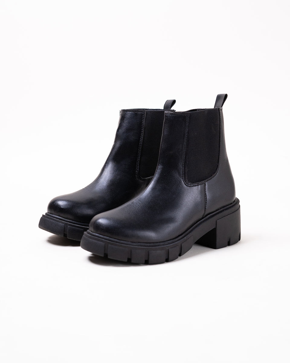 Off Duty Model Aesthetics Black Chelsea Boots With Track Soles ...