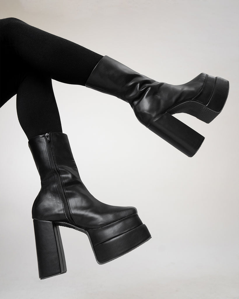 Model wear a platform boots