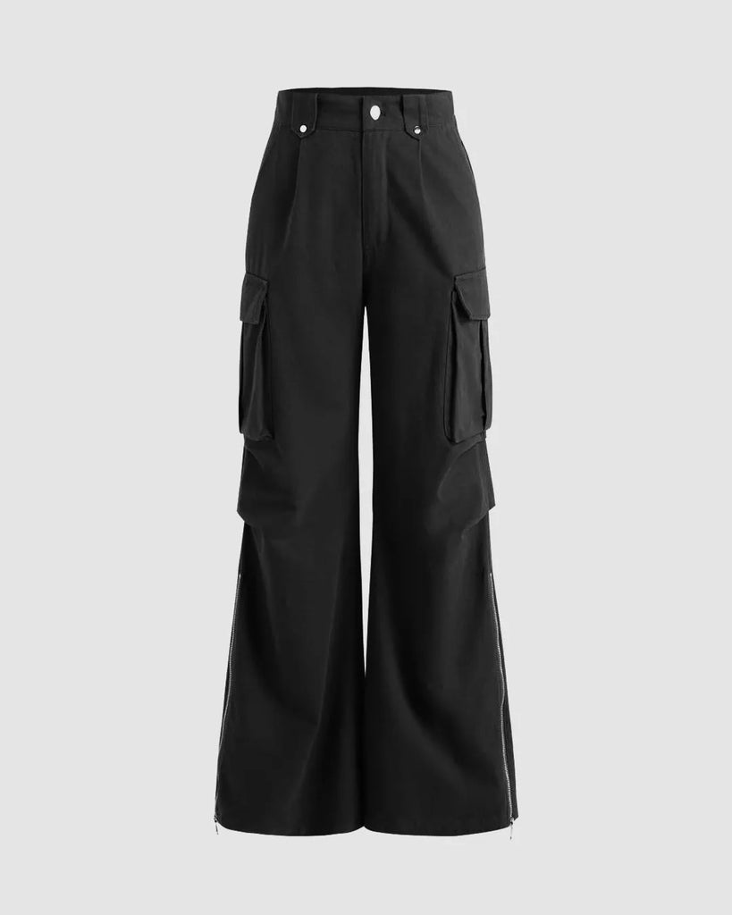 Y2K baggy fit women's cargo pants in black, featuring pockets and zippers.