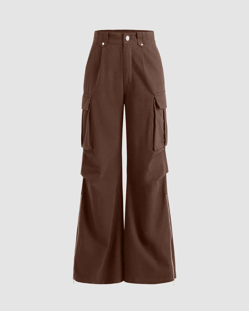 Y2K baggy fit women's cargo pants in brown, featuring pockets and zippers.